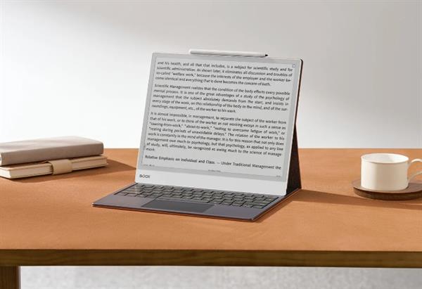 eBookReader Onyx BOOX Note Max paa bordet
